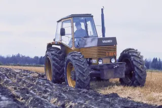 Starší žlutý traktor Valmet při práci na poli
