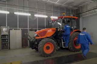Traktor Zetor při zkoušce brzd ve zkušebně; náhled videa