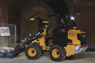 Elektrický kolový nakladač JCB v průmyslové hale