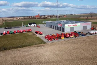 Areál společnosti Agrarada s vystavenými stroji Grimme z ptačí perspektivy