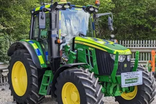 Zelený policejní traktor John Deere