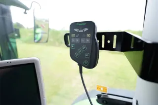 Ovládací panel Krone PreSelect v kabině traktoru