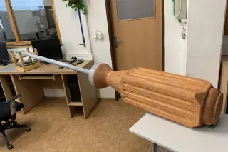 Velký dřevěný šroubovák v dílně