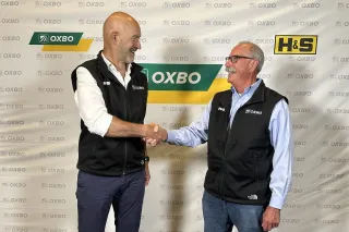 Dva zástupci firem Oxbo a H&S si podávají ruce