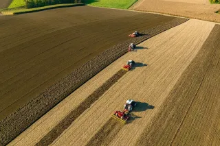Zemědělské stroje při práci na poli z ptačí perspektivy