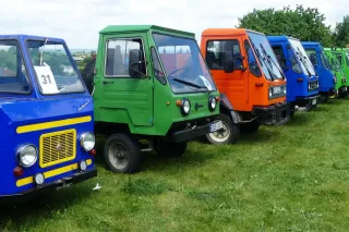 Řada barevných vozů Multicar na srazu