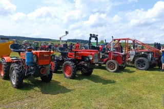 Vystavené historické traktory na Traktoriádě v Herálci