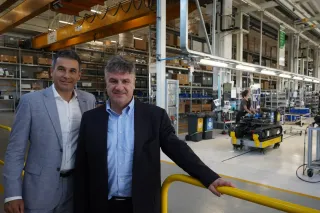 Dva muži ve výrobní hale společnosti CNH Industrial