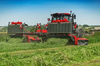 Červená žací kombinace SIP při sečení louky