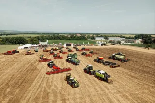 Zemědělské stroje předvedené na Polním dni AGRALL z ptačí perspektivy