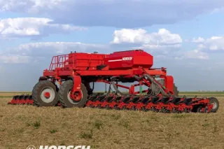 Červený autonomní secí stroj Horsch Gantry na poli