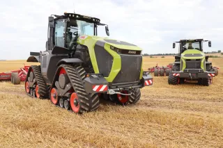 Pásové traktory Claas XERION na poli