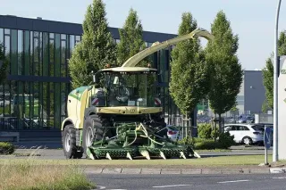Sklízecí řezačka Krone před školicím střediskem ve Spelle