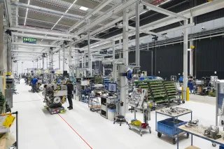 Výrobní hala motorů Rolls-Royce s montážní linkou