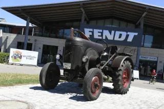 Historický traktor Fendt Dieselross před budovou výrobce
