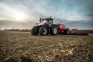 Červený traktor Steyr Absolut CVT na poli