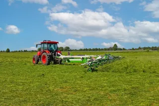 Traktor s taženým obracečem SaMASZ na louce