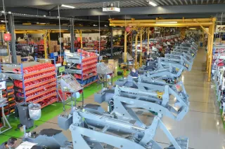 Výrobní hala nakladačů GIANT s rozpracovanými stroji