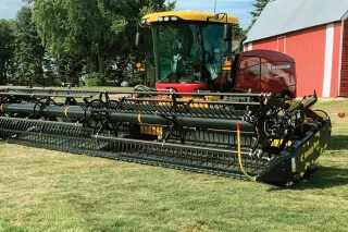 Sklízecí adaptér Honey Bee na mlátičce New Holland