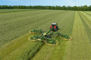 Čtyřrotorový shrnovač Krone Swadro na posečené louce