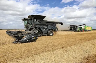 Černá sklízecí mlátička Fendt IDEAL 9T na strništi