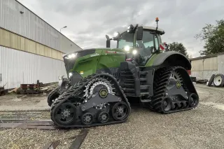Zelený traktor Fendt na pásovém podvozku Poluzzi Track