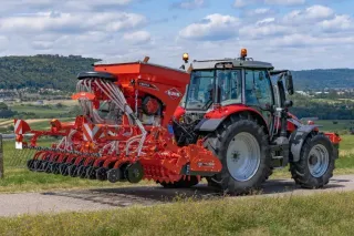Traktor s červeným secím strojem Kuhn VENTA 330