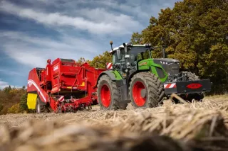 Traktor Fendt táhne červený sklízeč brambor Grimme