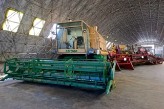 Historická sklízecí mlátička Agrostroj Prostějov SM 500 v hale
