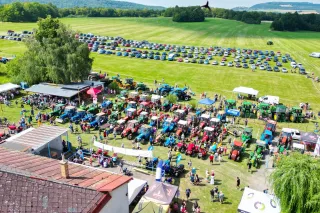 Letecký pohled na traktory a návštěvníky akce Železnohorský traktor