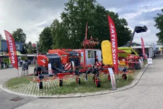 Stroje ROZMITAL vystavené na venkovním stánku agrosalonu Země živitelka