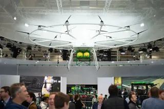 Zemědělský dron s postřikovým zařízením nad návštěvníky veletrhu