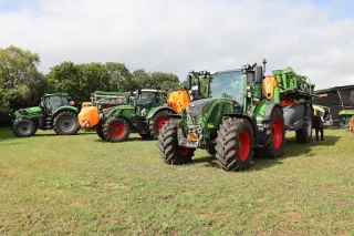 Tři zelené traktory Fendt s postřikovači Amazone na polní ukázce.
