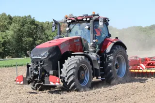 Červený autonomní traktor Case IH Magnum 340 při polní práci.