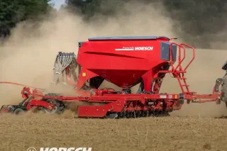Červený secí stroj Horsch Pronto při práci na suchém poli
