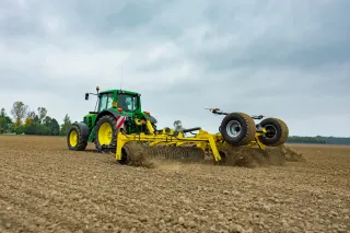 Traktor John Deere s cambridge válcem BEDNAR Galaxy na poli