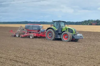 Traktor Claas se secím strojem Horsch Focus na poli