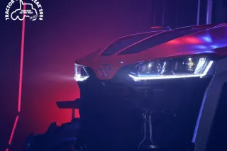 Detail čelní části nového traktoru Massey Ferguson ve slavnostním osvětlení.