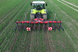 Traktor s meziřádkovým kultivátorem Kverneland ONYX
