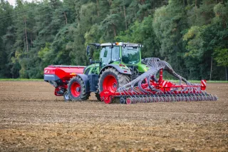 Traktor Fendt s výsevní lištou Horsch Taro na poli