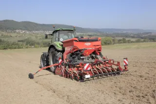 Traktor se secím strojem Kuhn na poli