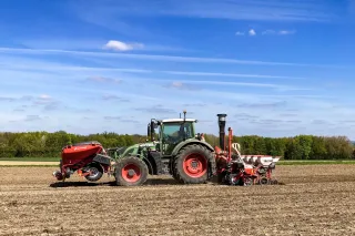 Traktor Fendt se secím strojem Kverneland Optima F na poli