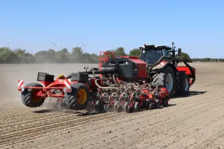 Traktor se secím strojem Väderstad Proceed na poli
