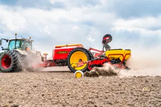 Secí stroj Väderstad Tempo za traktorem při práci na poli