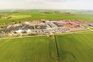Letecký pohled na výrobní závod Väderstad a okolní pole