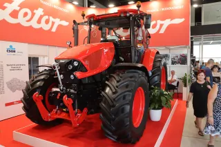Červený traktor Zetor vystavený na veletržním stánku