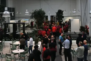 Návštěvníci uvnitř nového zážitkového centra Agrifac
