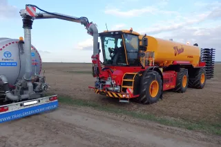 Samojízdný aplikátor Vredo přebírá materiál z cisterny na poli