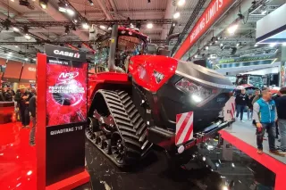 Červený pásový traktor Case IH Quadtrac 715 na veletrhu Agritechnica.
