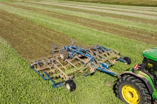 Traktor s diskovým podmítačem Köckerling Rebell na poli